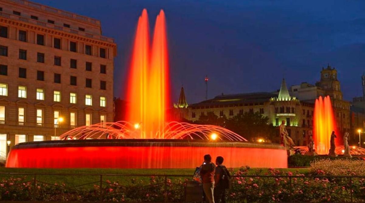 Aspecto nocturno de las Fonts Bessones de la plaza de Catalunya iluminadas.
