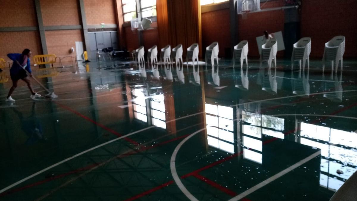 Trabajos en el polideportivo de Aldaia, que ha quedado inundado.