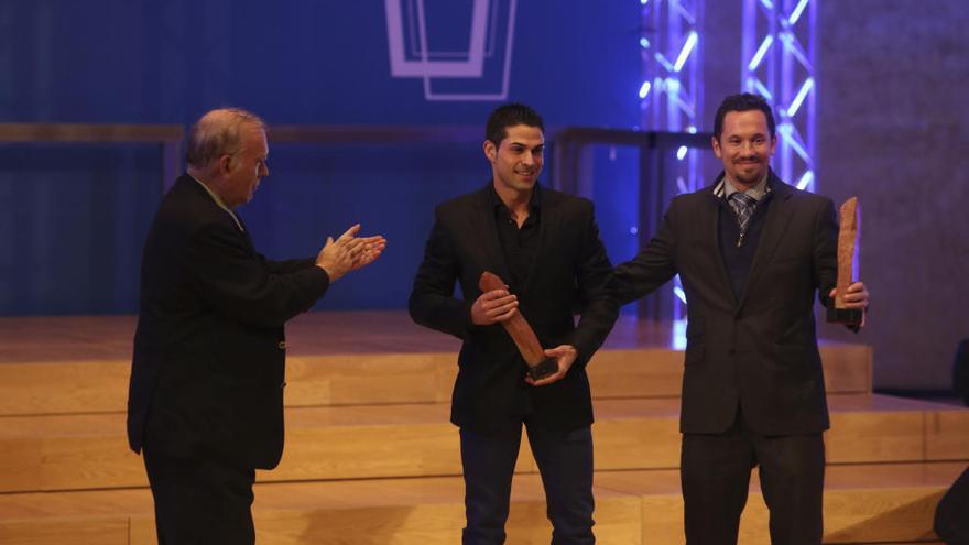 Enrico Ahrens y Óscar Valdelvira reciben el premio en nombre de Isra García