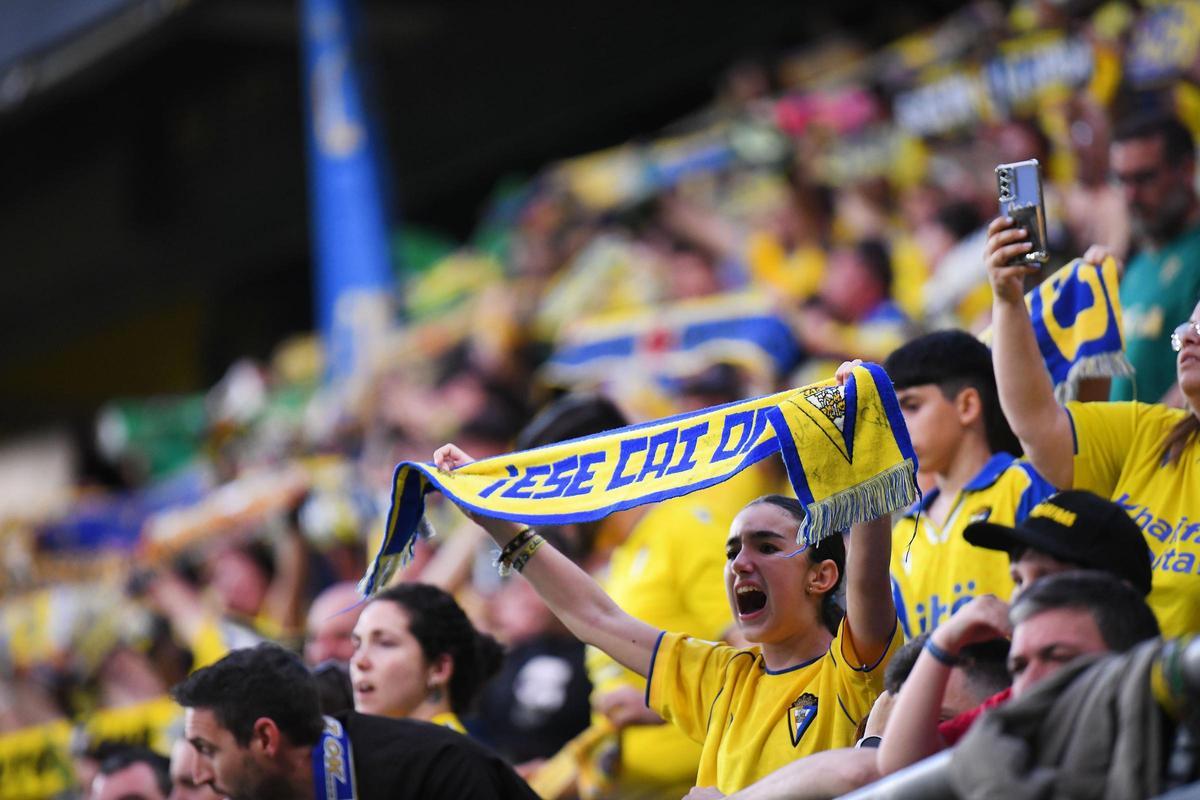 Aficionados del Cádiz CF animan a su equipo.