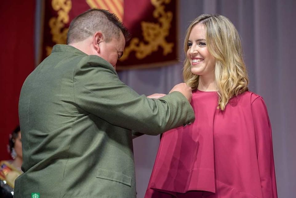 La villa de Carlet recibió a Laura Fabra para ejercer de mantenedora de su fallera mayor, Lara Ocheda