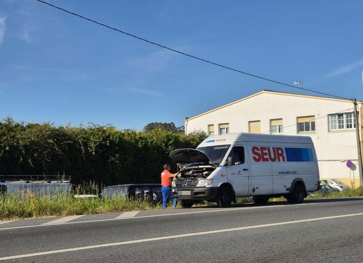 Alarma en O Carballo, en Oleiros, por la humareda tras la avería de una furgoneta de reparto.