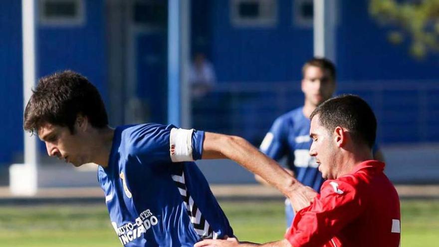 Héctor, con el balón, en el partido de ida ante el Praviano.