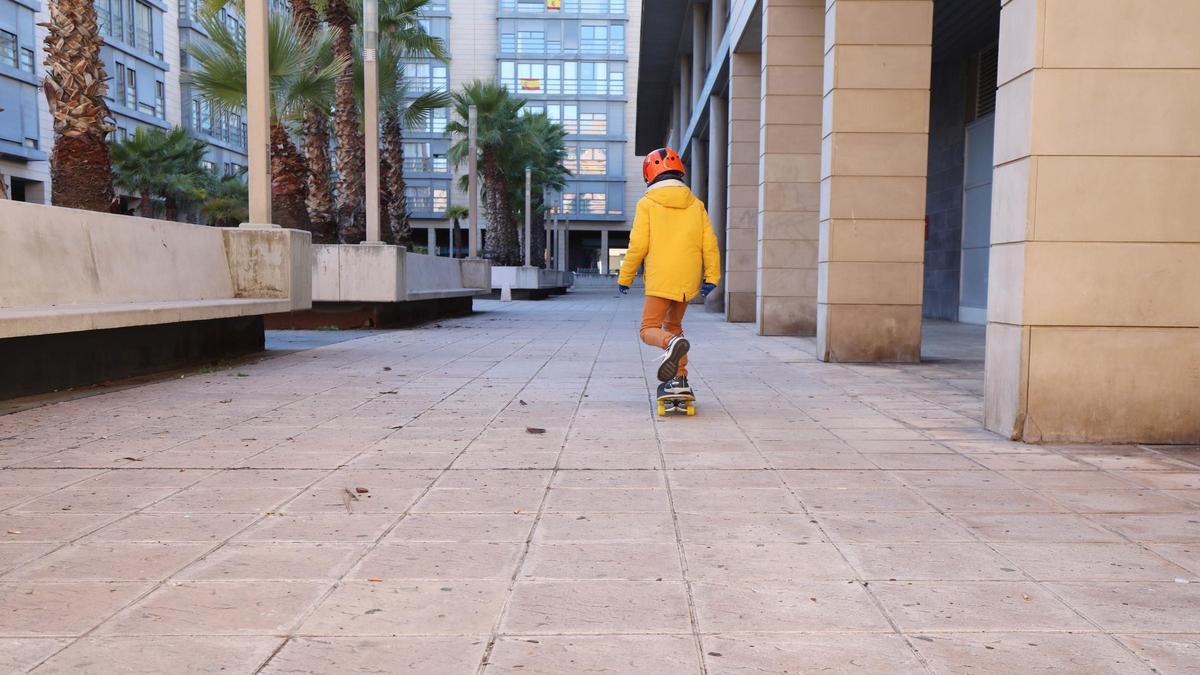 Niño jugando en una plaza.