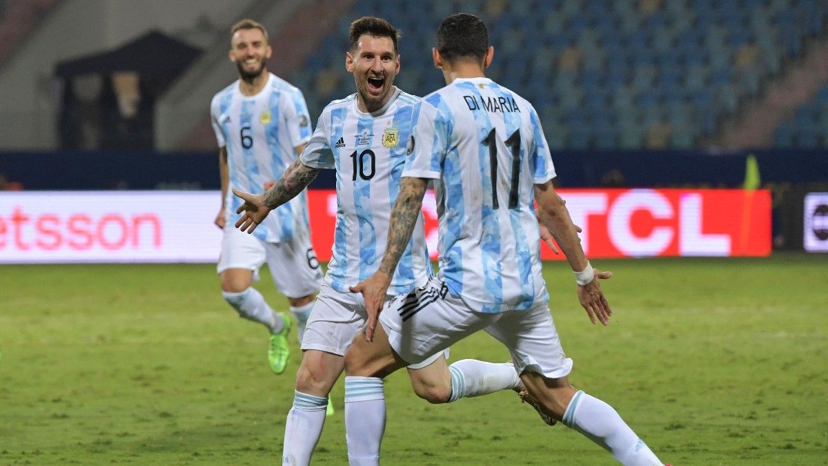 Leo Messi y Ángel Di María celebrando un gol con la albiceleste