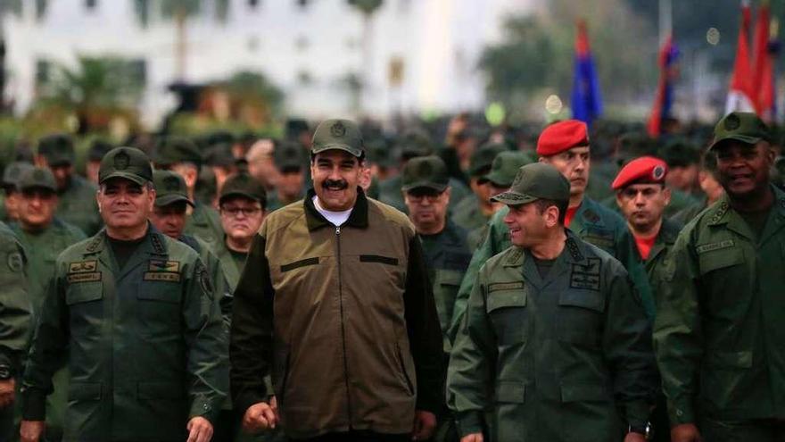 Maduro, en el centro, y el ministro de Defensa, Vladimir Padrino, a la izquierda, marchan al frente de 4.500 militares en Caracas. // Reuters