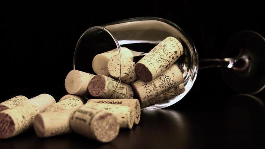 Colocar un corcho de vino en la nevera: el secreto más efectivo que cada vez hace más gente