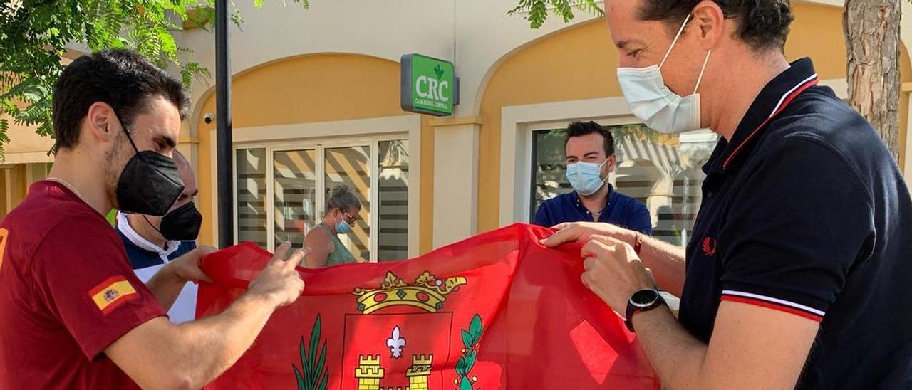 José Quiles recibiendo la bandera de Elda de manos del alcalde Rubén Alfaro antes de partir a Tokio.