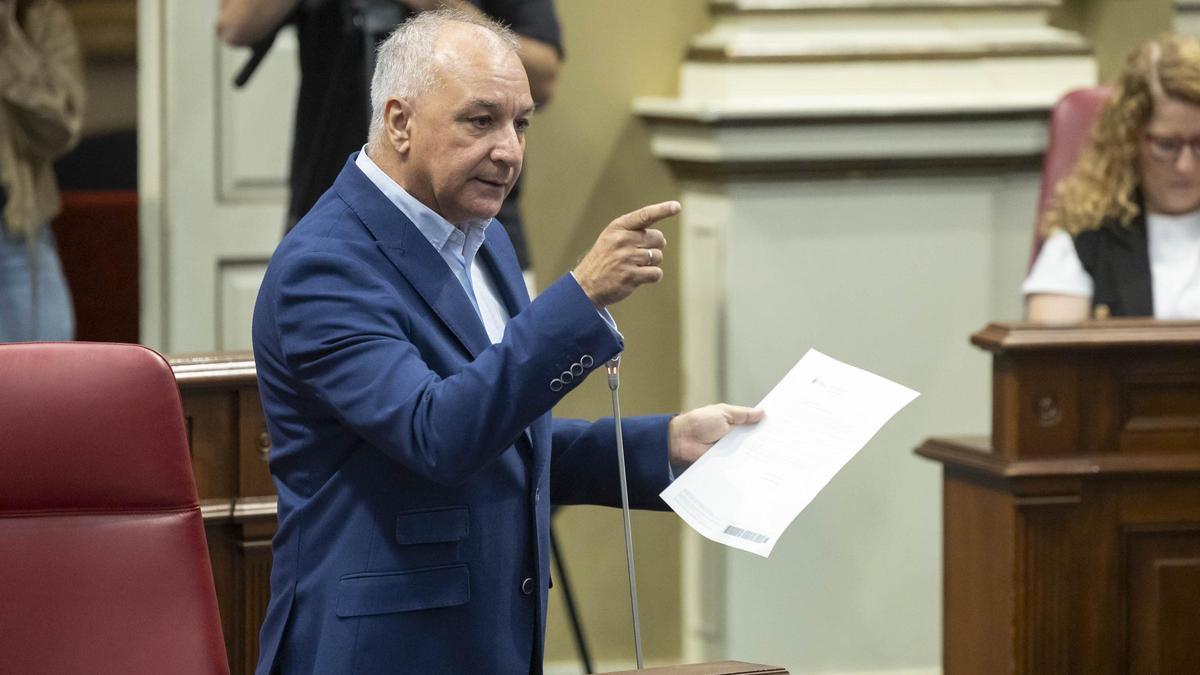 El portavoz de NC, Luis Campos, durante su intervención en el Parlamento.