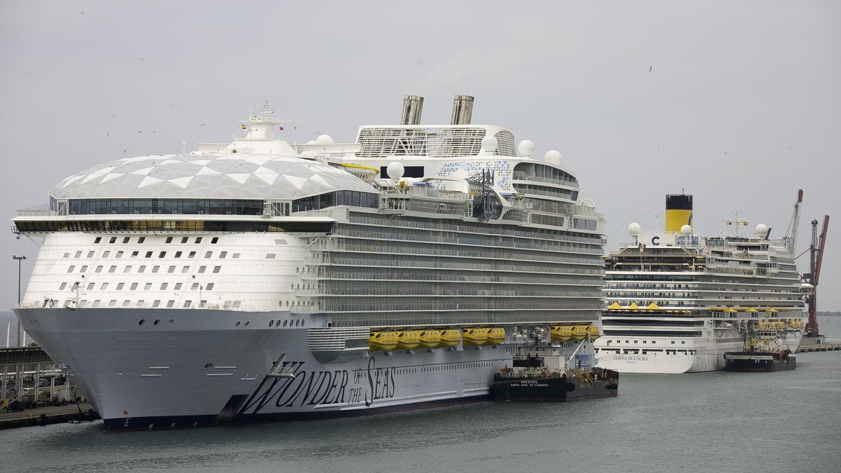 El crucero más grande del mundo, en primer término, en el Moll Adossat, hace unos días.