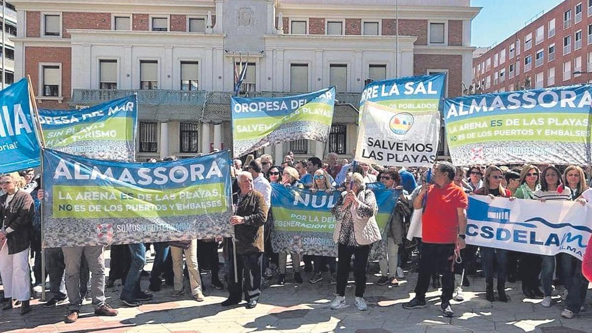 Imagen de la concentración celebrada frente a la Subdelegación del Gobierno, en Castelló, para reclamar de nuevo la protección del litoral provincial.