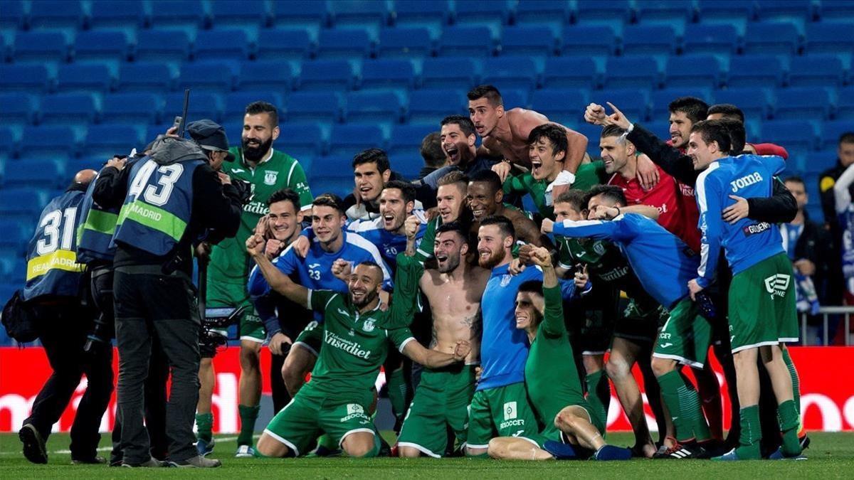 Los jugadores del Leganés celebran su pase a semifinales sobre el césped del Bernabéu