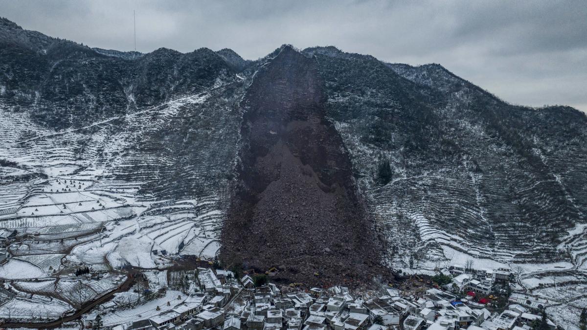 Una fotografía aérea tomada por un dron muestra el lugar donde se ha producido un corrimiento de tierra en la ciudad de Zhaotong, en la provincia china de Yunan (suroeste).