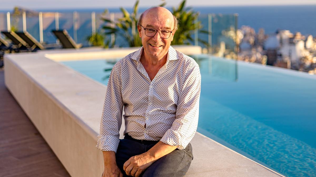 El presidente de Hosbec, en la terraza del hotel Primavera Park.