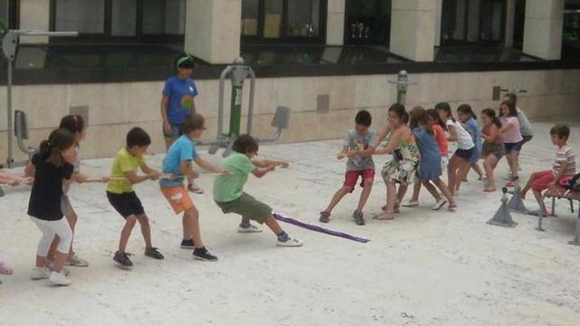 Unos niños, en la colonia urbana.