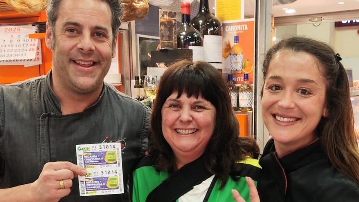Iván Aleixandre y su compañera Irene Domínguez con la vendedora de la ONCE Yolanda García Sánchez.
