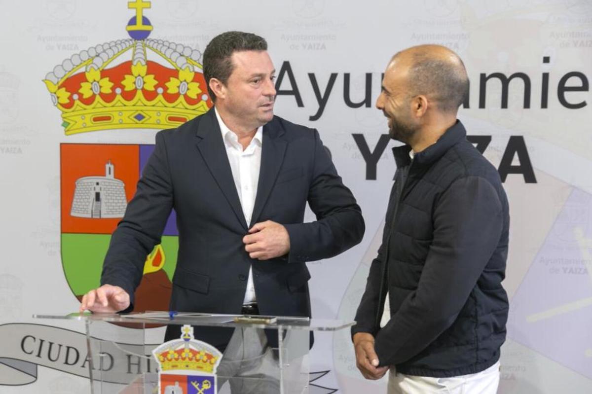 Óscar Noda (i) y Daniel Medina, este martes, durante la rueda de prensa en Yaiza