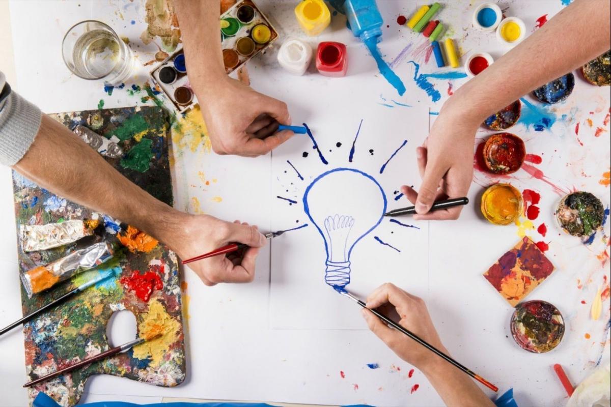 Imagen de varias personas pintando.