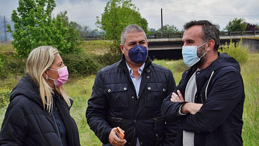 Alberto Pajares (a la derecha), con Alejandra Cuadriello, de la Plataforma de La Fresneda, y Tony Gómez, del colectivo vecinal, ayer, en un punto de la senda.