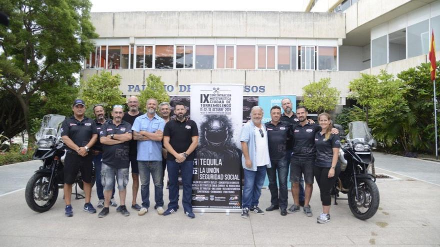 Foto de familia de la presentación de la Concentración Mototurística de Torremolinos.
