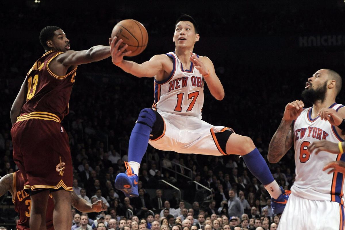 JLX03. NUEVA YORK (EEUU), 29/02/2012.- El jugador Jeremy Lin (c) de Knicks salta para encestar sobre Tristan Thompson (d) de Cavaliers y su compañero Tyson Chandler (d) hoy, miércoles 29 de febrero de 2012, durante un juego de la NBA entre Cleveland Cavaliers y New York Knicks en el Madison Square Garden en Nueva York (EEUU). EFE/JUSTIN LANE PROHIBIDO SU USO POR CORBIS. HORIZONTAL