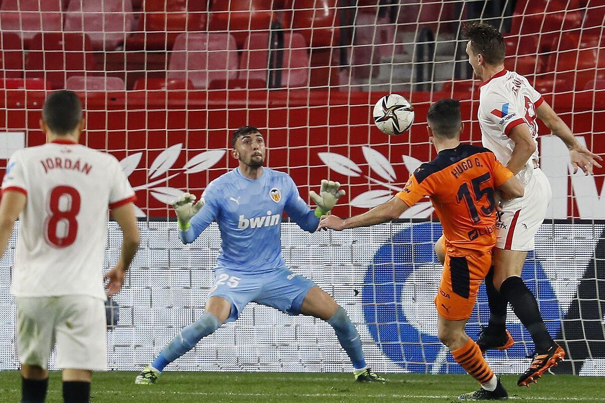 Luuk De Jong anotó un doblete para certificar la eliminación del Valencia