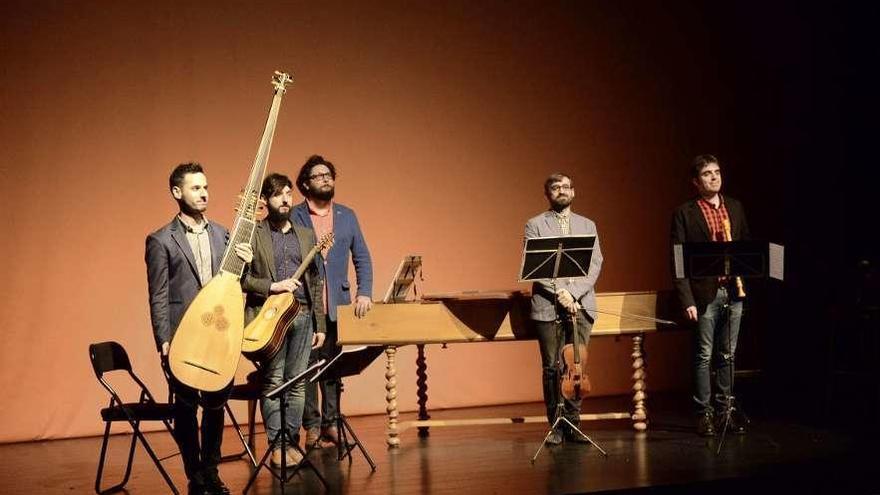 Aarón Zapico, en el centro, junto a &quot;Forma Antiqva&quot;, durante un concierto en La Felguera.