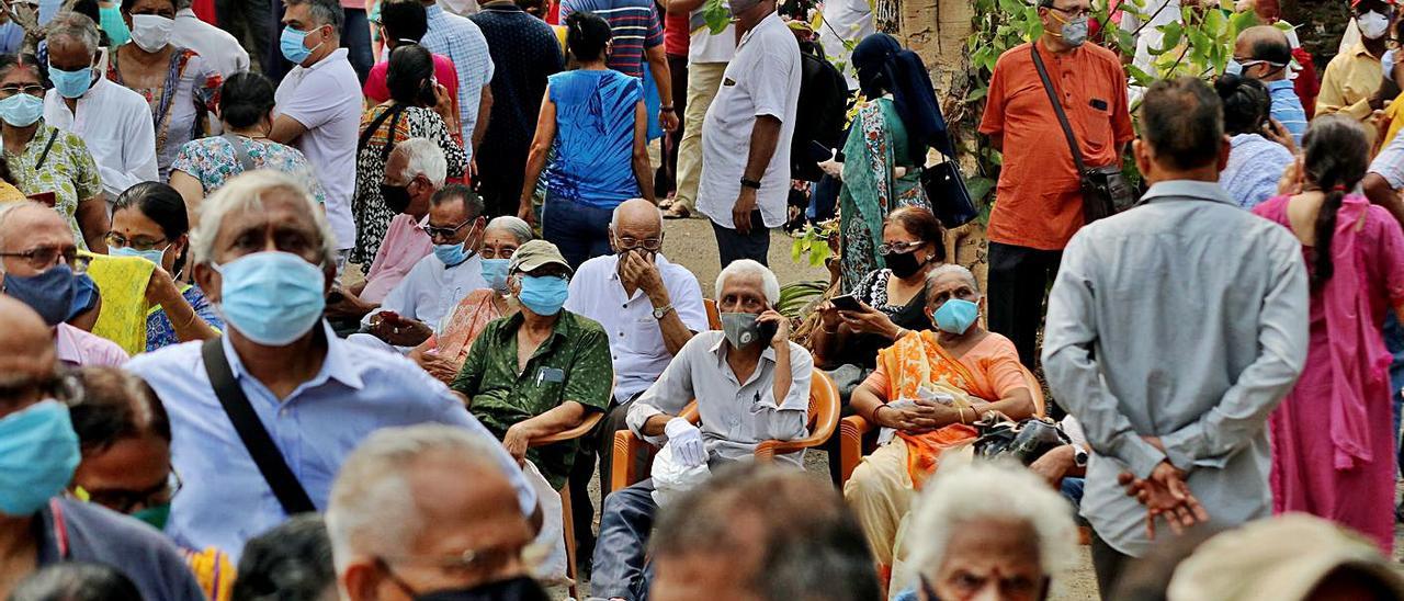 Personas esperando a ser vacunadas contra el COVID-19 en Bombay, ayer.