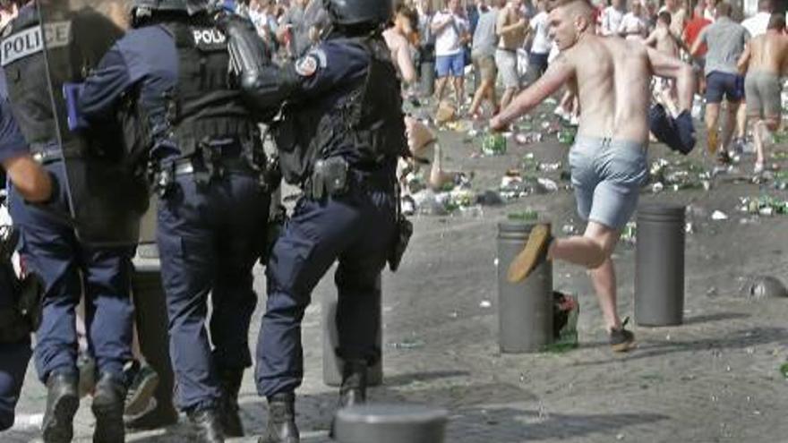 Altercados y peleas en el estadio y en el puerto de Marsella.