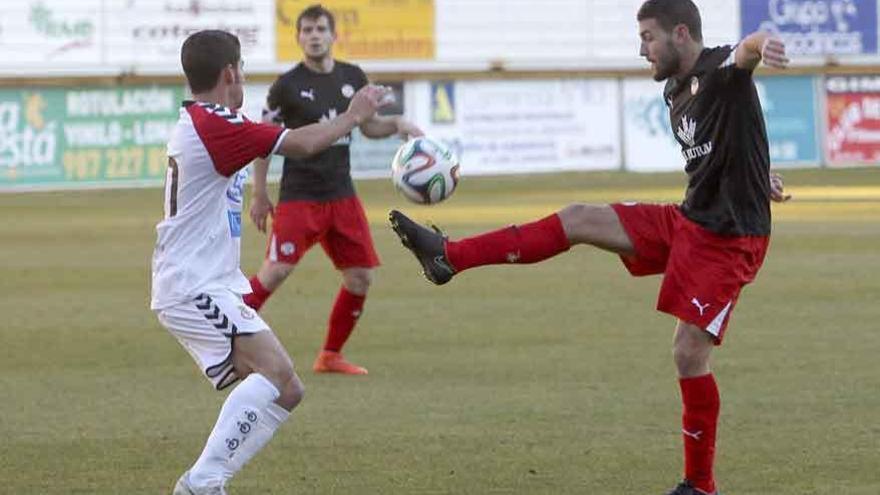 Gavilán trata de controlar un balón con la puntera, ayer.