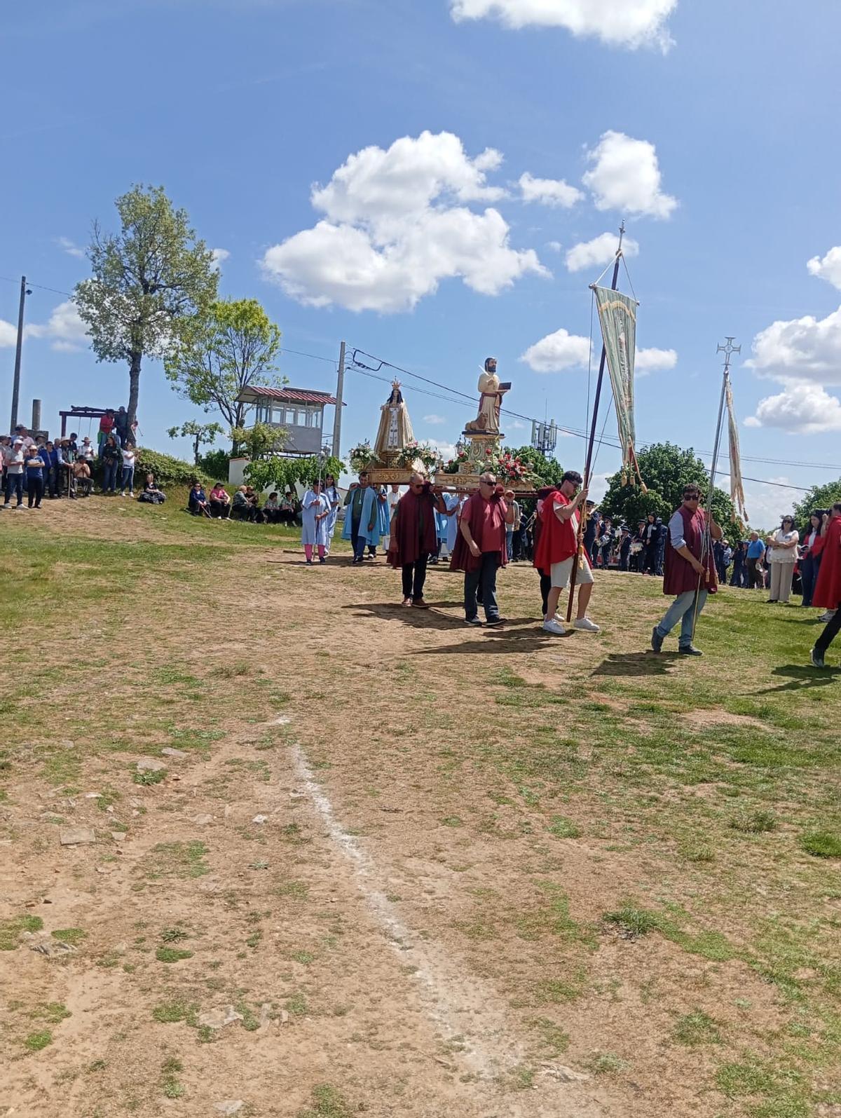 GALERÍA | La romería de la Virgen de la luz hermana a zamoranos y mirandeses