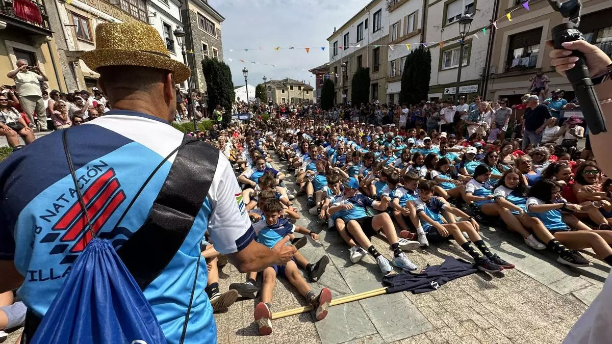 El Descenso de Navia, un encuentro de amigos: los nadadores toman las calles de la villa en un espectacular desfile