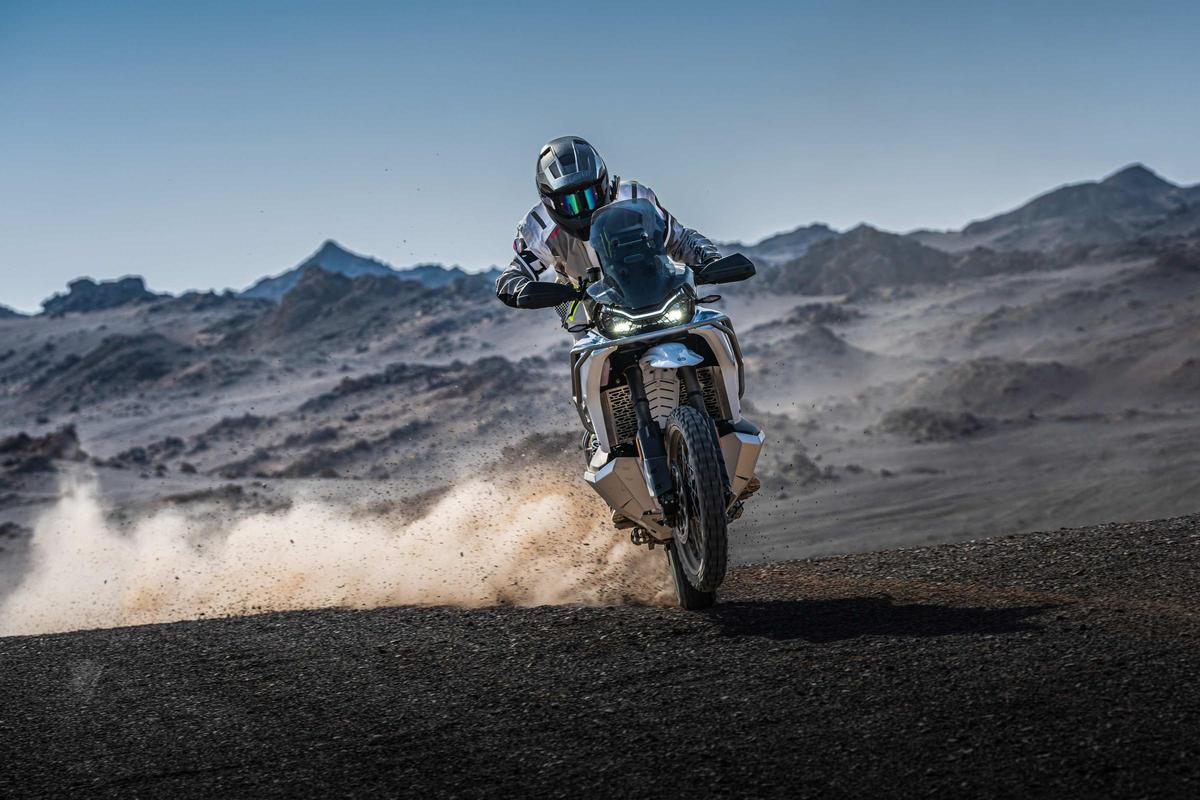 La nueva trail de CFMOTO rompe muchos de los esquemas habituales del segmento