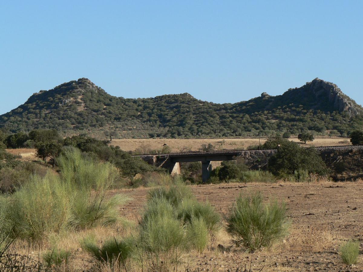 fondo Sierra Palacios, y en un plano más cercano un viaducto del ferrocarril Cordoba-Almorchon