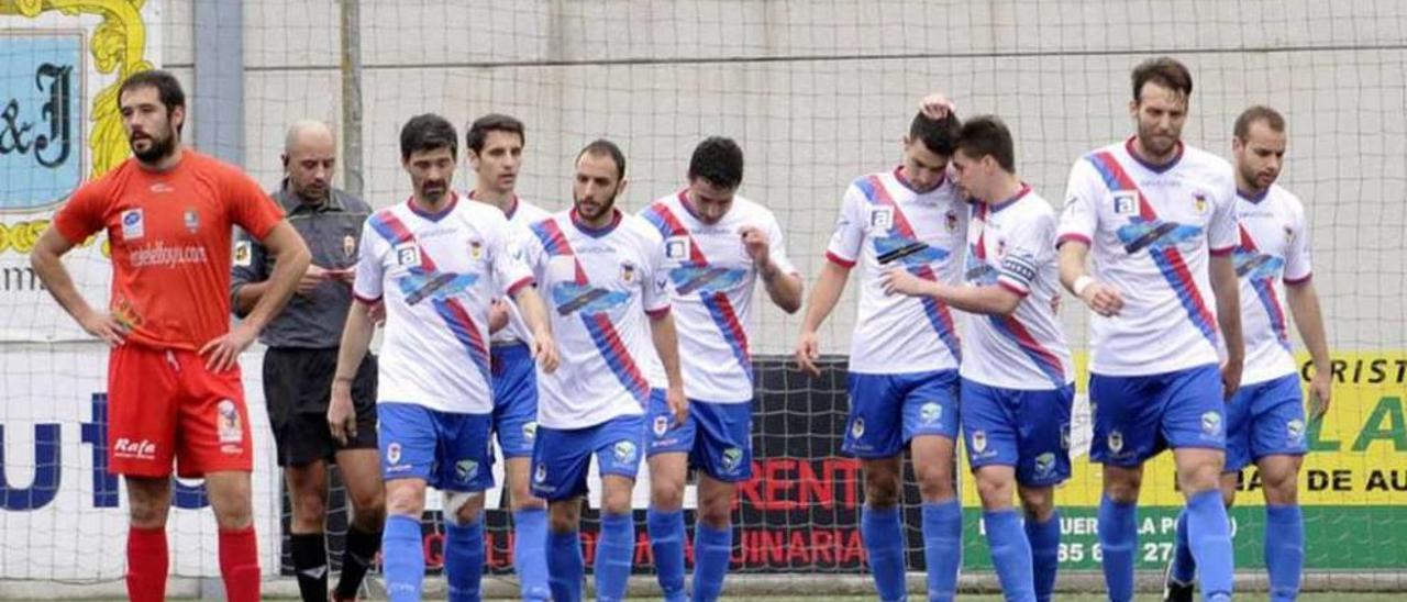 Los jugadores del Langreo celebran un tanto en Ganzábal frente al Colunga.