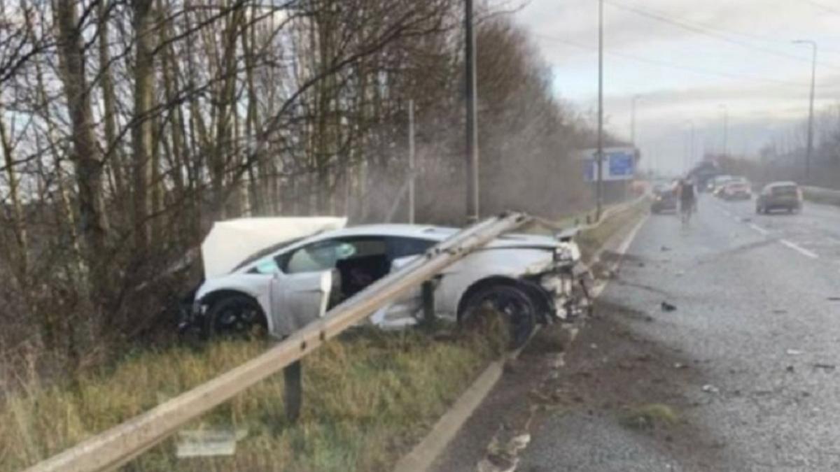 El portero suplente del Manchester United estrella su lamborghini