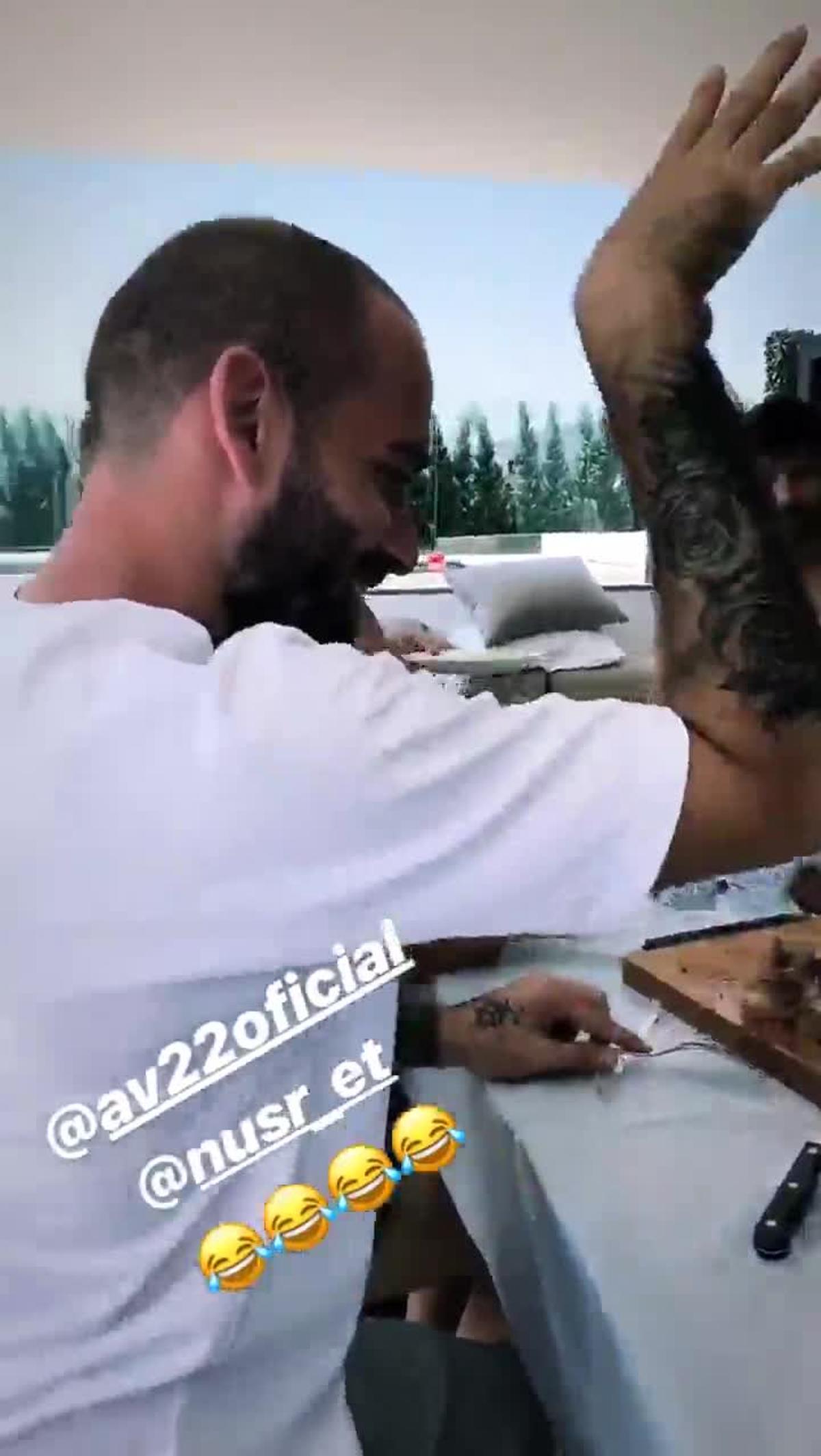 Los jugadores del Barcelona comen juntos tras el entrenamiento
