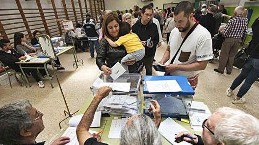 Votacions de les municipals i les europees a l&#039;escola La Font de Manresa el 26 de maig passat