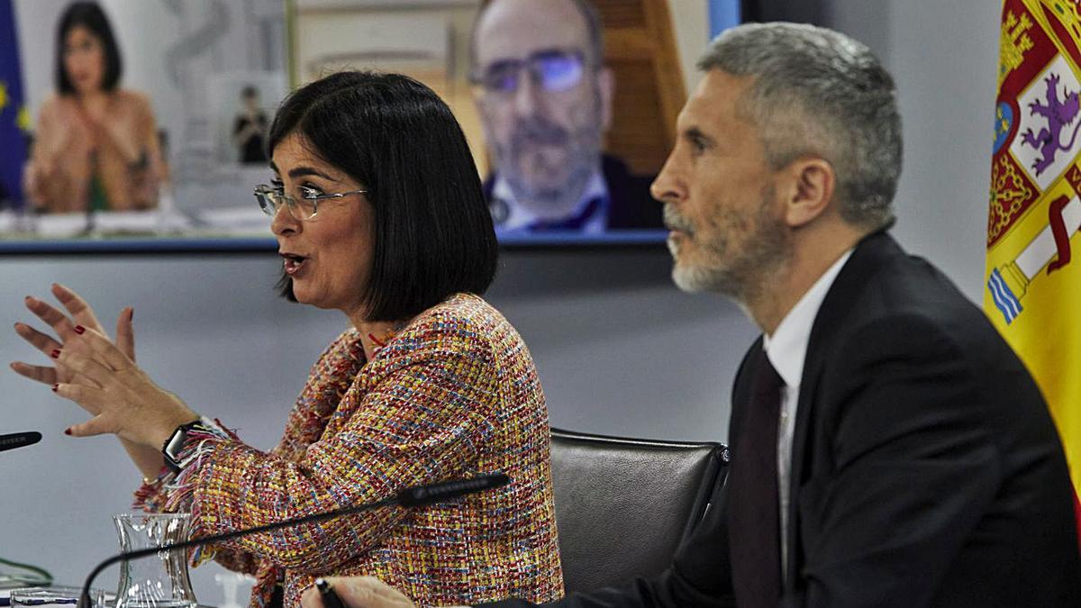 Carolina Darias y Grande-Marlaska, durante la rueda de prensa de ayer. |   // J. HELLÍN