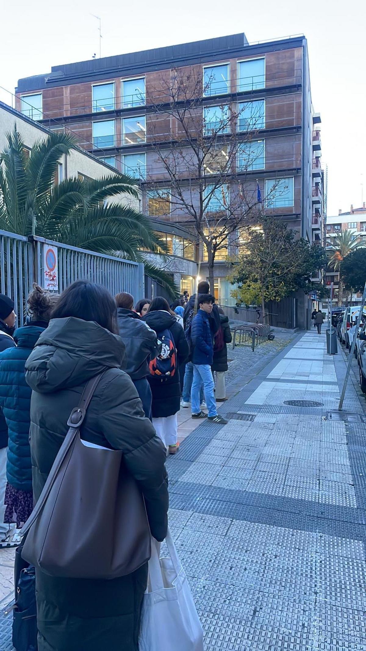 Estudiantes hacen fila a primera hora de la mañana para entrar a la biblioteca de Aragón, la semana pasada.