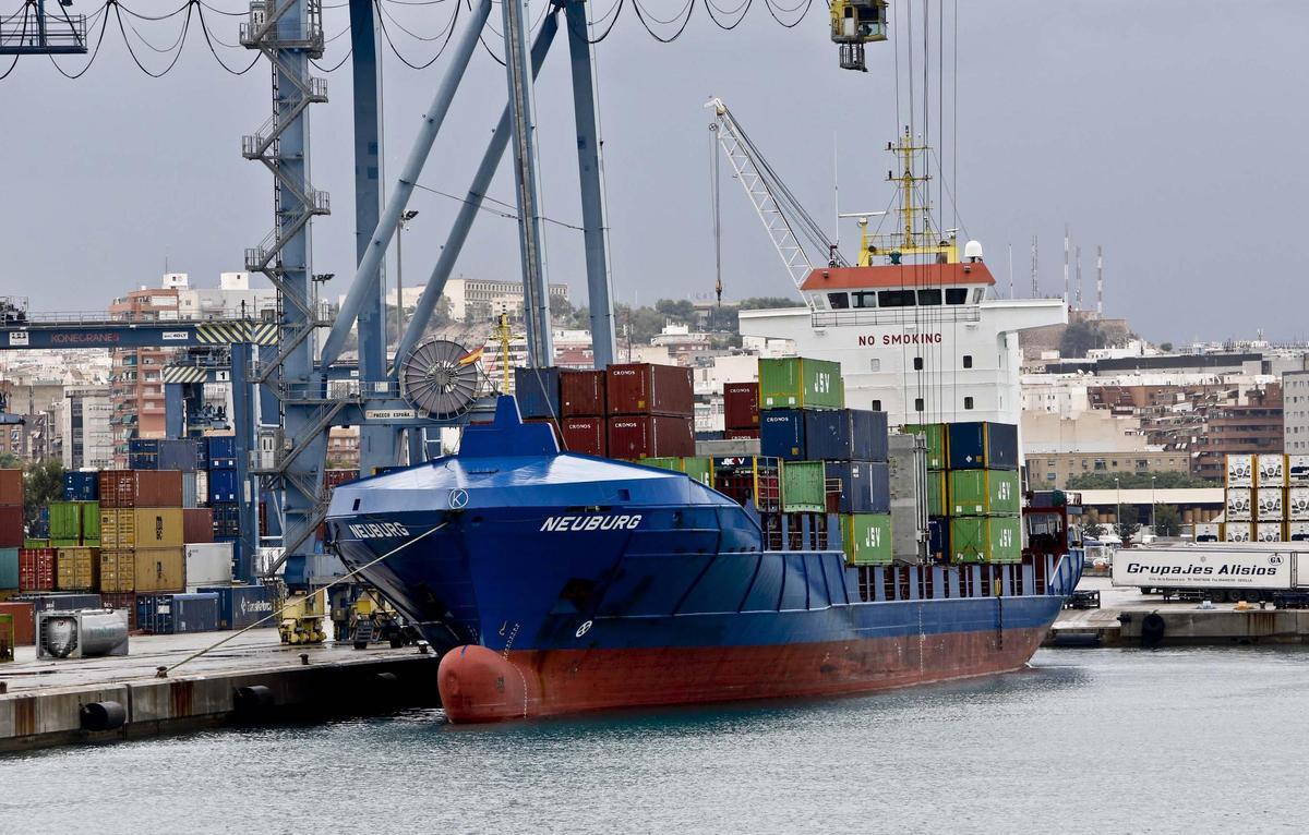 Un barco portacontenedores en el puerto de Alicante.