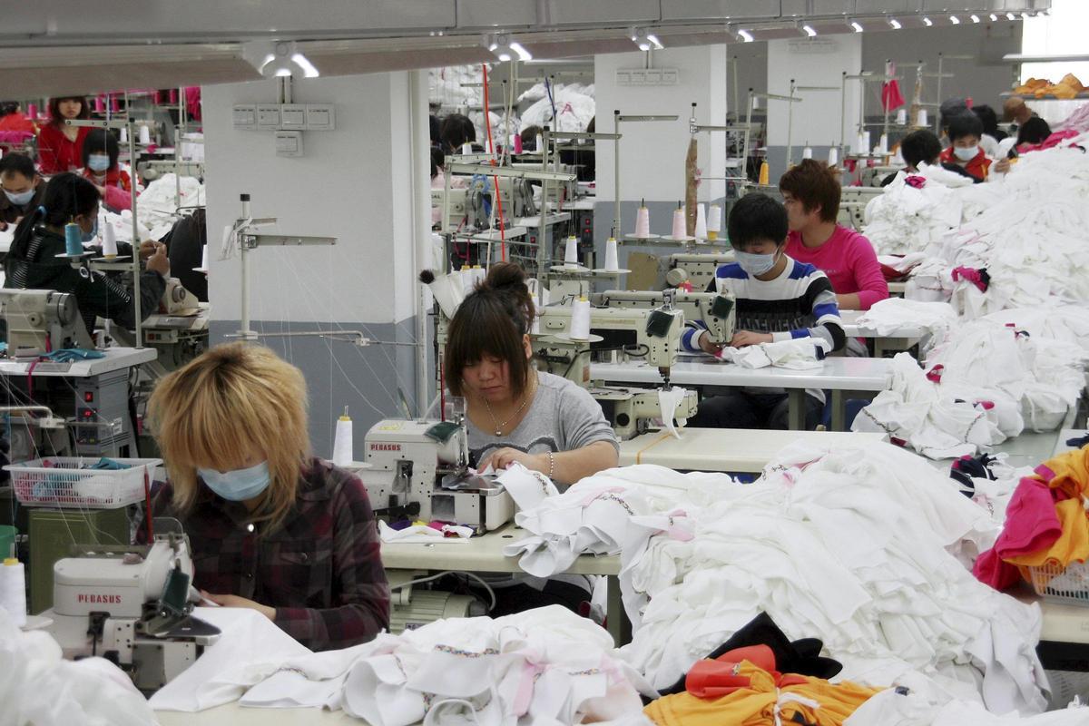 Trabajadores en una fábrica textil de China.