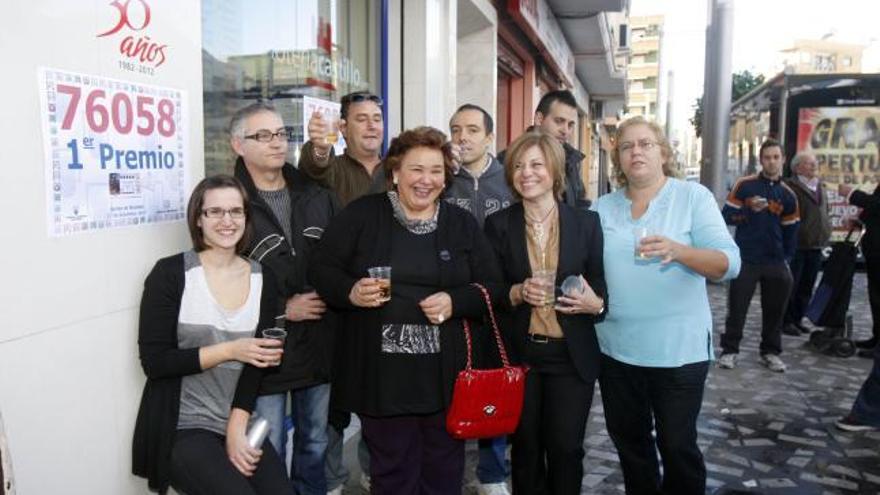 Un grupo de vecinos se sumó ayer a la celebración en plena calle de Alaquàs.