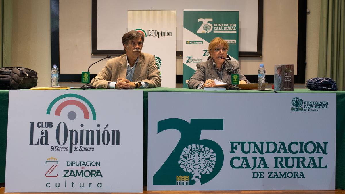 Javier Urra, con Carmen Ferreras, durante la presentación de su libro en el Club LA OPINIÓN-EL CORREO DE ZAMORA