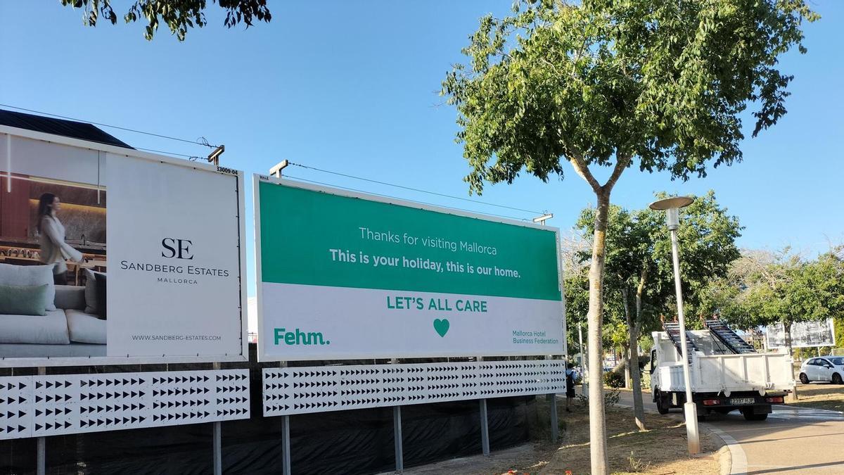 Una de las vallas que ha colocado la FEHM, en este caso en Magaluf.