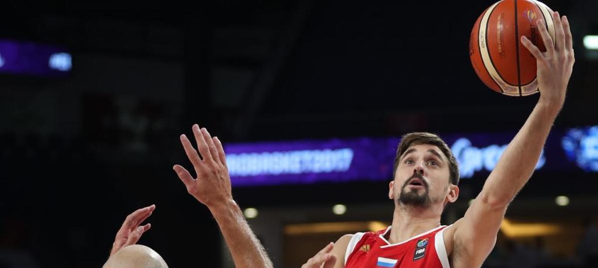 Aleksei Shved trata de anotar.