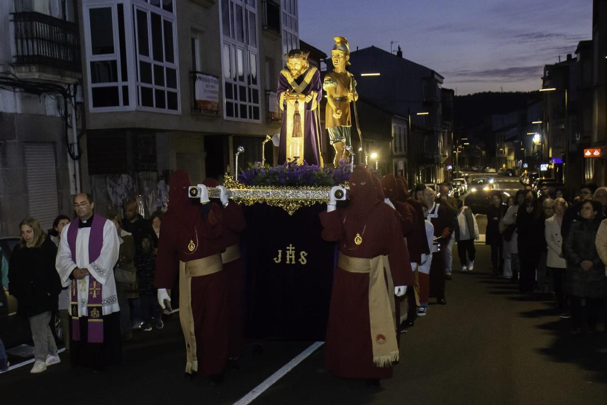 Procesión del Flagelado por las calles de Vimianzo.