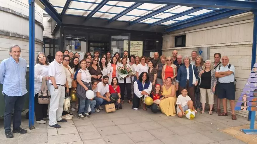 Gaitas, flores y muchos aplausos: así fue la emotiva despedida a Lourdes Luzán tras cuatro décadas en la sanidad asturiana