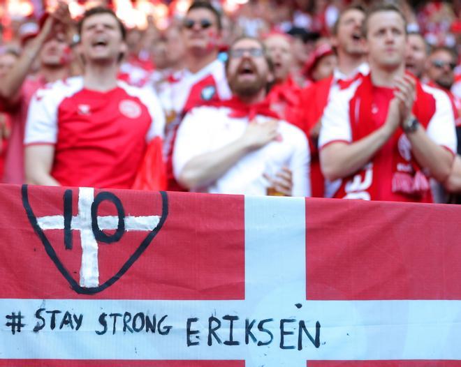 Pancartas en el Parken Stadium, Copenhague, Dinamarca, en apoyo a Christian Eriksen