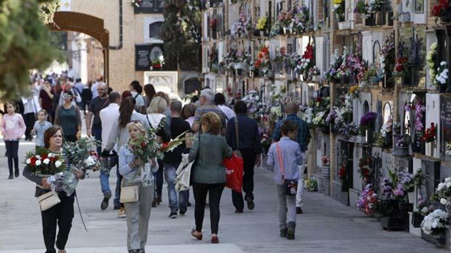 Día de difuntos y flores sin aglomeraciones